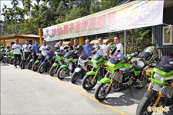 全台七十多名kawasaki ZRX重機車友昨齊聚日月潭會師，多輛綠色塗裝的重機一字排開，相當吸睛。（記者劉濱銓攝）