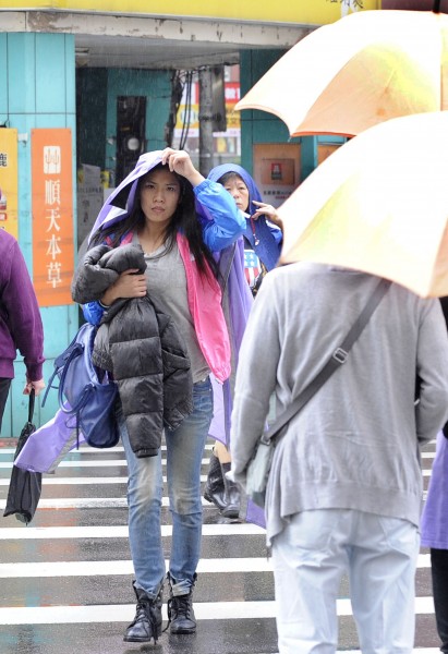 氣象局指出，今天北部、東半部和中南部山區會有短暫雨，大台北地區和基隆已發布大雨特報。（資料照，記者陳志曲攝）
