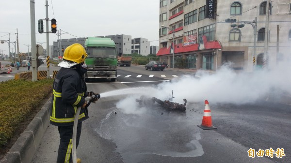 砂石車撞機車起火，騎士枉死成焦屍。（記者洪臣宏攝）