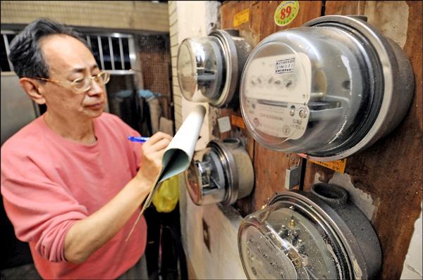 台電今年可望大賺超過兩百億元，經濟部敲定將在新版電價公式納入「回饋」方案，但新版電價公式還卡在立法院，想要台電回饋，仍遙遙無期。（資料照）