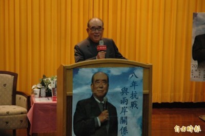 前行政院長郝柏村批評柯文哲是台灣皇民後裔，引發爭議後，昨上午到中山大學演講「八年抗戰與兩岸關係」。（記者方志賢攝）
