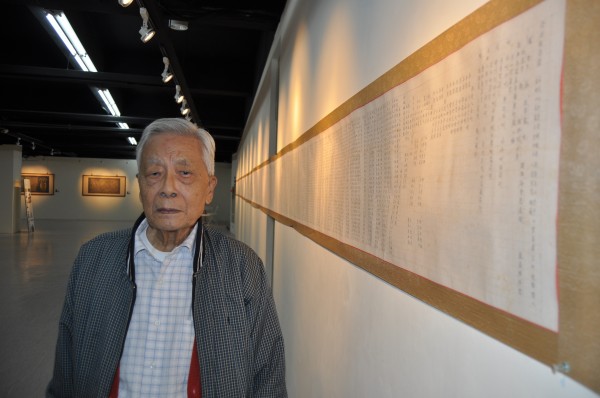 二二八受害者陳淇澤即日起在岡山文化中心一樓展覽室舉辦生平第一次書畫展，右為長達十多公尺的金剛經作品。（記者蘇福男攝）