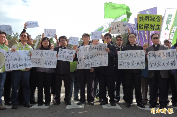 台灣基督長老教會牧師群今天在台中監獄外呼籲釋放阿扁。（記者許國楨攝）