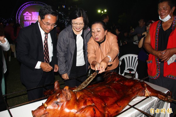 蔡英文（中）與嘉義縣長張花冠（右二）、嘉義市長當選人涂醒哲（左）一同切開烤乳豬。（記者林宜樟攝）