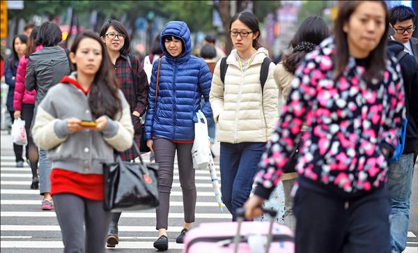 來自北極的冷空氣正逐步移近東亞地區，台灣即將迎戰長期低溫，天氣風險公司氣候總監賈新興警告，台灣今年耶誕節及元旦假期都將在低溫及寒流中度過，冷天氣可能延續一個月，全民都得抗寒。（資料照）