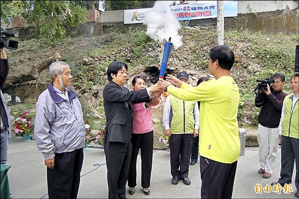 南市聯合運動大會聖火由市長賴清德在關子嶺水火同源引燃，隨後交由聖火隊傳遞卅七區。（記者王涵平攝）