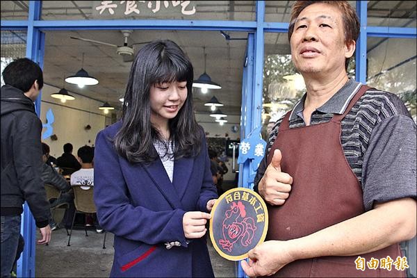 地中海美食業者郭演河（右）支持學生爭取基本工資，更希望政府能夠調高，對年輕人更好。（記者林宜樟攝）