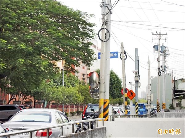 東光國小前路旁電線桿林立，地方要求遷移，台電竟要求全由申請人自行買單。（記者蔡淑媛攝）