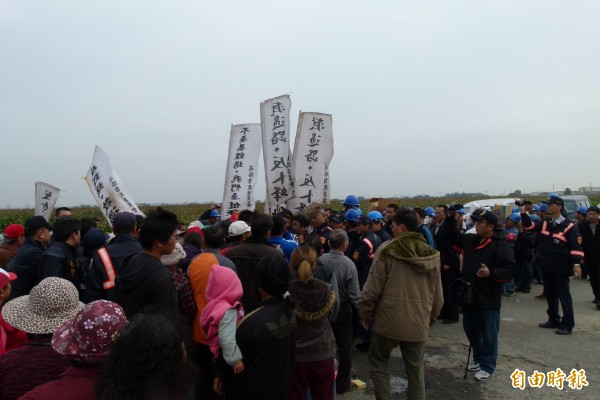 義竹鄉東過村民占據產業道路，禁止卜蜂工人進入施工。（記者蔡宗勳攝）