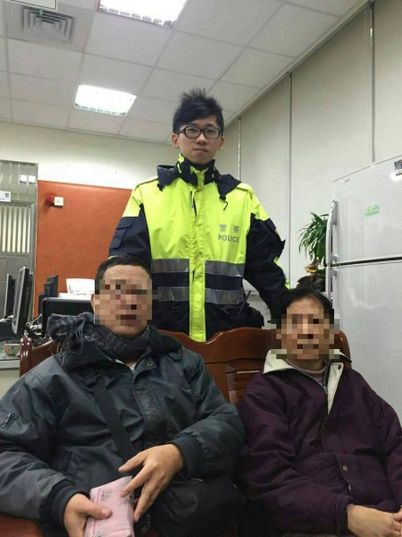 員警葉建廷與林婦及其丈夫。（記者徐聖倫翻攝）

