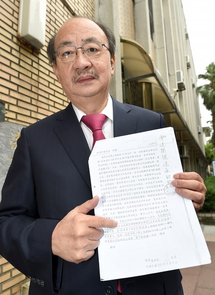 前檢察總長黃世銘被控洩密案，告訴人柯建銘今日出庭，並出示黃世銘寫給審判長許宗和的信，抨擊黃世銘涉及關說。（記者方賓照攝）
