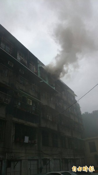 基隆南榮路民宅五樓發生大火。（記者吳政峰攝）