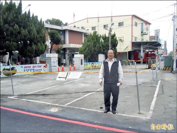 地主之一蔡銀鋒日前拉起封鎖線，不讓人車經過私人土地，使得芬園分駐所大門被堵需改道進出。（記者張聰秋攝）