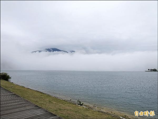 日月潭區昨天上午開始起大霧，濃霧從潭面慢慢襲來相當壯觀。（記者劉濱銓攝）