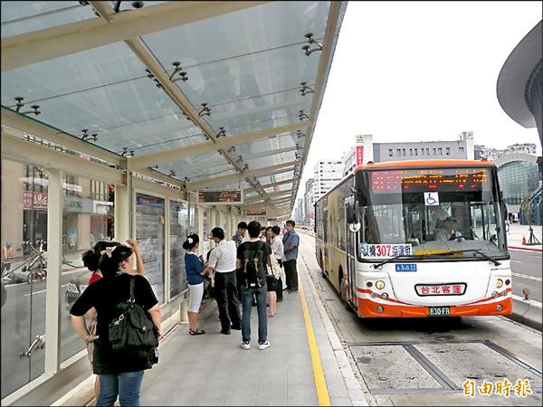 信義線通車週年，沿路公車運量掉3成；松山線通車後，沿路公車運量也明顯下降。圖為南京東路上307路公車，受松山線影響，運量掉6％。（記者吳亮儀攝）