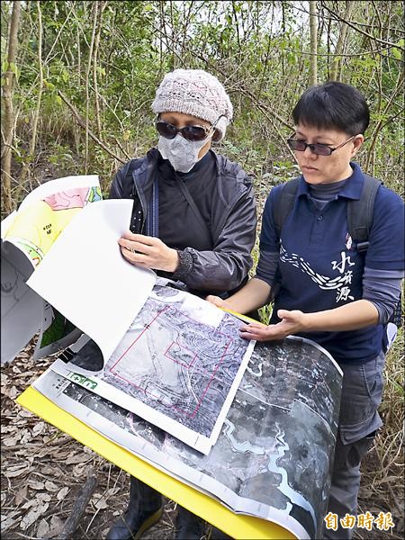 環保團體比對航照圖，發現場址地形地貌改變。（記者吳俊鋒攝）