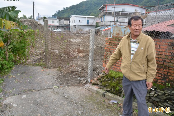 三米寬的聯外道路被地主剷平，並圍上鐵欄，禁止通行。（記者朱則瑋攝）