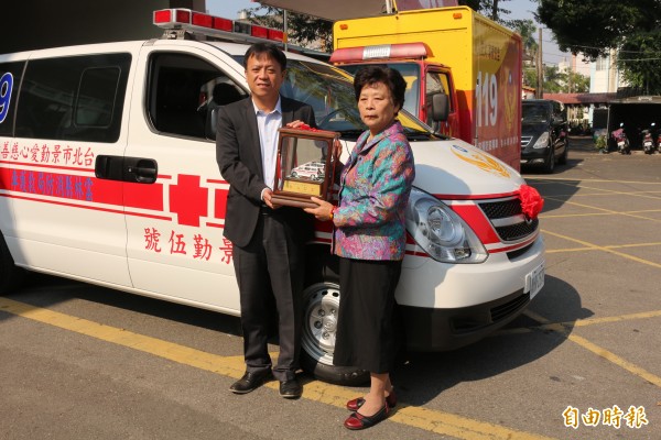 景勤愛心慈善會長林劉初美（右）代表慈善會，捐贈救護車給雲林消防隊。（記者詹士弘攝）