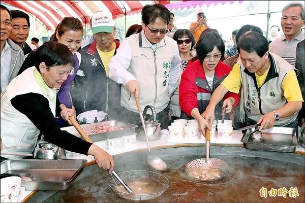 岡山區舉辦羊肉美食節，煮大鍋羊肉分給民眾嘗鮮。（記者陳祐誠攝）