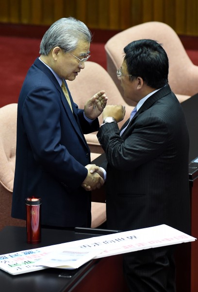 行政院長毛治國（左）在質詢結束後，趕忙上前與民進黨立委李俊俋溝通。（記者劉信德攝）