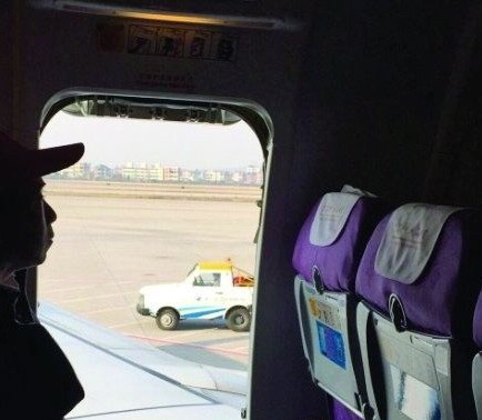 一名中國旅客竟將飛機安全門打開，稱是要「透氣」。（擷取自南都網）