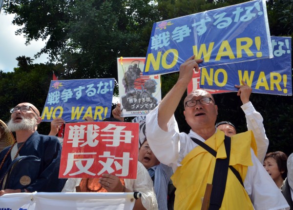 日本在今年7月的內閣會議上，解禁集體自衛權，圖為在外頭抗議的民眾。（法新社）