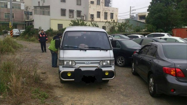 新竹縣竹東警分局今天上午找回世光教養院失竊的這輛銀色廂型車。（圖由警方提供）