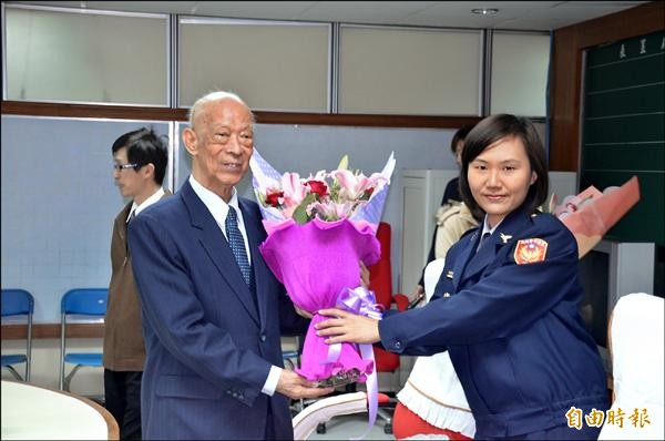 八十五歲的基隆市副市長柯水源（左）即將卸任，昨神采奕奕接受女警獻花。（記者俞肇福攝）