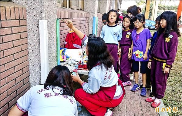 敏惠醫專幼兒保育科學生協助柳營國小，將校園內防撞條變成繪本。（記者楊金城攝）