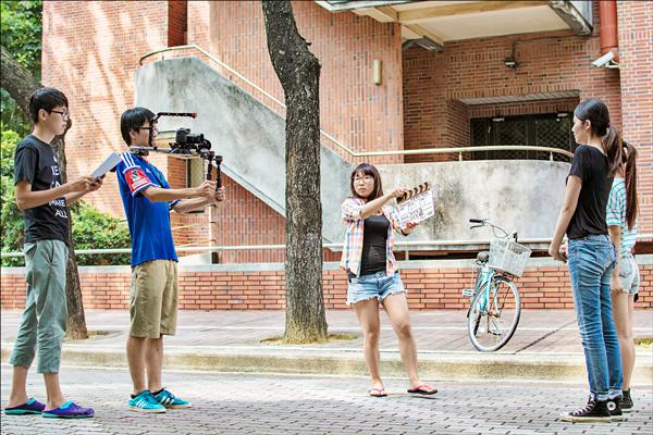 成功大學學生團隊獨立製片，以6個工作天拍出15分鐘微電影，要助高中生適性升大學、邁向夢想。（恒風電影工作室提供）