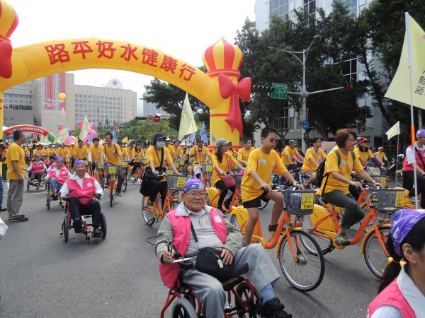 台北市政府10月前舉辦「路平好水感恩健康行」，超過兩千人從市府廣場一路騎YouBike或路跑到凱達格蘭大道，行動不便者也來體驗。（資料照，記者葉冠妤攝）