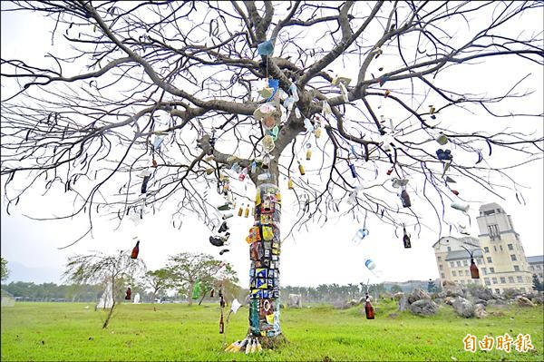 「角落藝術節」作品「垃圾的自白」，自然資源系學生程意華號召同學去海邊撿垃圾，把泡麵袋、拖鞋、飲料瓶等掛成一株耶誕樹。（記者花孟璟攝）