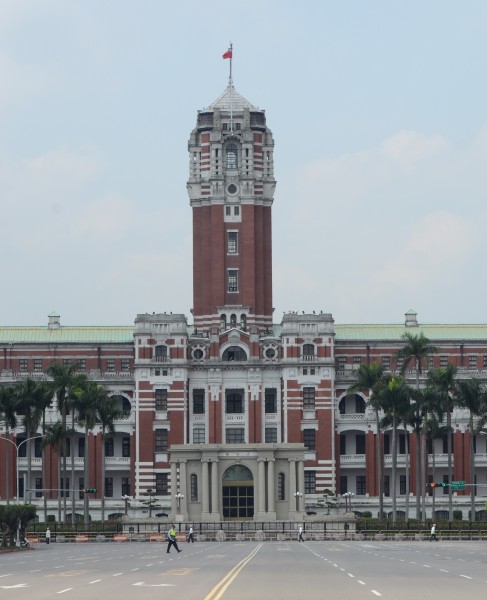 總統府昨晚架設起「鋼質花台」、「阻車桿」及「車輛攔阻系統」，3層關卡嚴密保護總統安全。（資料照，記者宋小海攝）