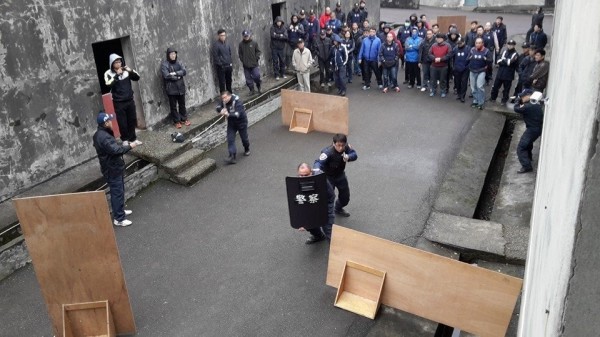 新北市警局舉辦快速打擊部隊街頭實兵演練訓練。（記者吳岳修翻攝）