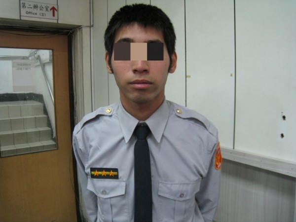 林男自行購買警用制服，假冒警察。（記者謝君臨翻攝）