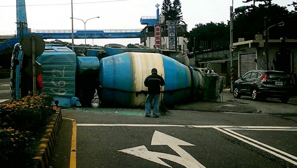 水泥車疑車速過快翻覆。（記者謝君臨翻攝）