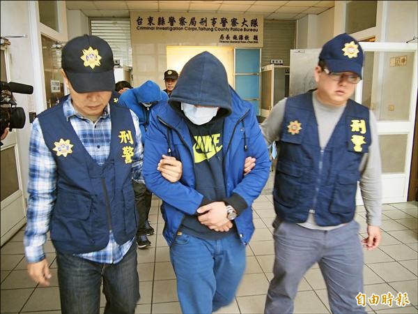 台東縣刑大會同刑事局偵8隊等相關單位，跨縣市緝捕吳等5嫌。（記者陳賢義攝）