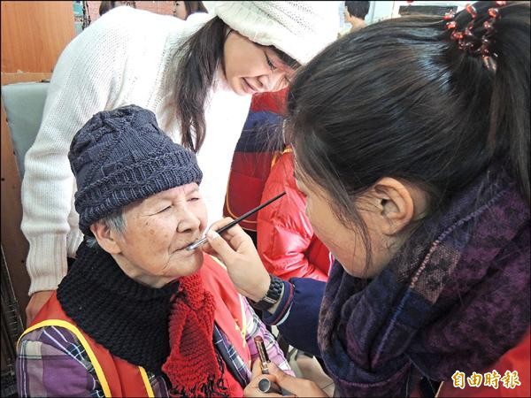 光復中學學生為阿嬤擦上指甲油和口紅，讓阿嬤重溫少女時代的美麗與自信。（記者洪美秀攝）