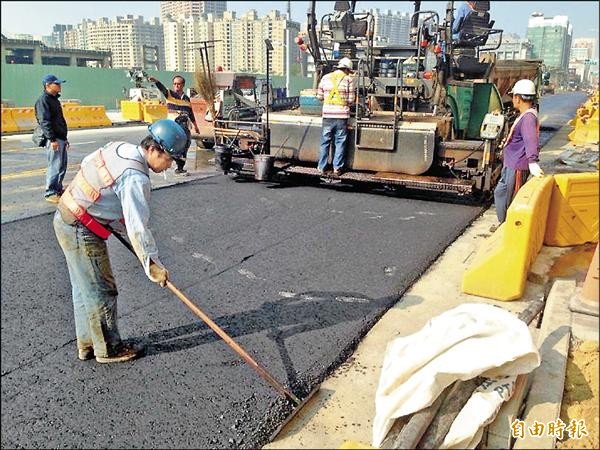 氣爆災區重建緊鑼密鼓，明天完成街道景觀工程。（記者洪臣宏攝）