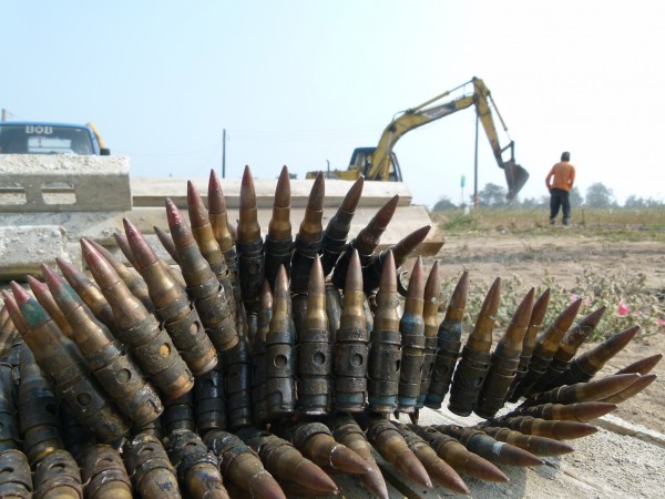 過去是重要軍事重鎮的金門，境內埋有大量未爆彈，日前開闢產業道路就挖出一箱疑似軍用子彈。（資料照，記者吳正庭攝）