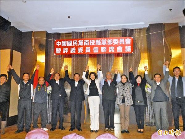 國民黨南投縣黨部提案通過徵召南投市長許淑華（白色外套）參加立委補選，黨內幹部齊聚高呼當選。（記者陳信仁攝）