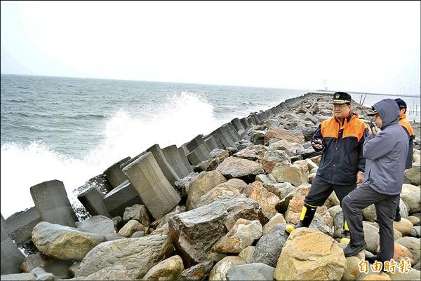 肉粽角海域風浪強勁，消防人員無法下海搜救，只能在岸邊搜尋。（記者湯世名攝）