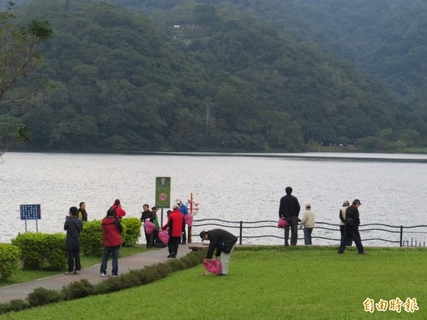 台灣中油東區營業處今天在宜蘭縣礁溪鄉龍潭湖風景區，舉行淨山活動，沿著龍潭湖四周撿拾垃圾。（記者王揚宇攝）