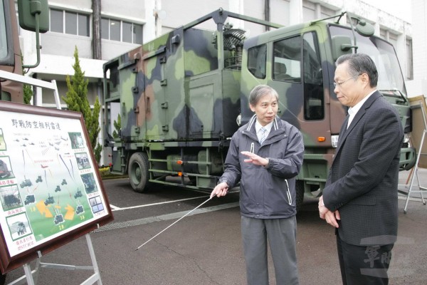 國防部長嚴明今天以中科院董事長身份，到中科院視察，並特別提醒中科院要落實保密防諜工作，確保資訊安全無虞，維護國家整體利益。（圖擷取自軍聞社）