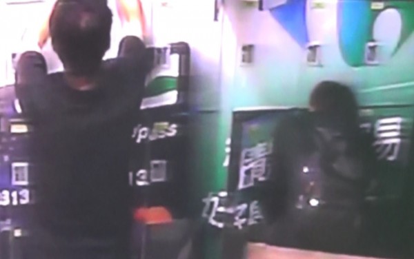 嫌犯賴俊廷在置物櫃放置酬勞1000元給試用車手一千元酬勞為被監視器錄下畫面。（記者劉慶侯翻攝）