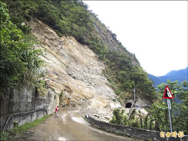 慕谷慕魚受麥德姆颱風影響道路中斷。（記者王錦義攝）