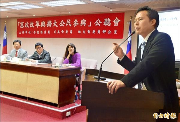 民進黨籍立委李俊俋、姚文智昨舉行「憲政改革與擴大公民參與」公聽會，中研院研究員黃國昌（右）針對憲改發表看法。（記者王藝菘攝）