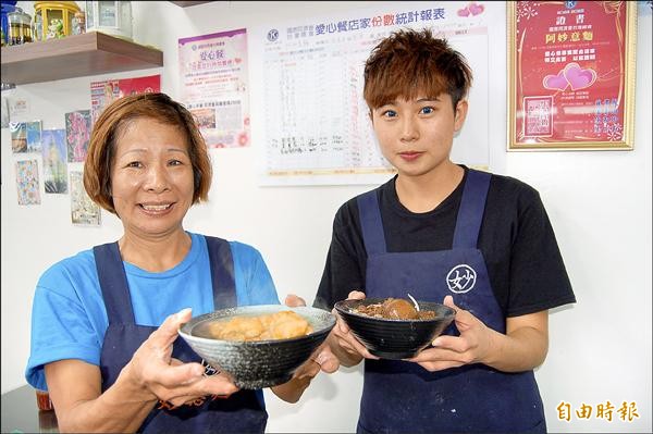 鹽水阿妙意麵老闆娘陳淑妙（左）、女兒郭羽柔（右）提供意麵愛心餐，讓弱勢民眾有頓溫飽。（記者楊金城攝）