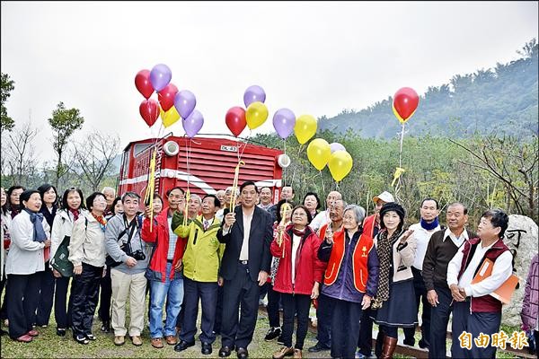 嘉義縣民宿發展協會舉辦活動，資助華山基金會照料獨居長者。圖為施放繫上黃絲帶的祈福氣球。（記者吳世聰攝）