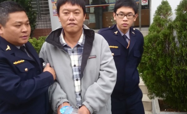 經過幾位路人的冷漠無視，最後終於有民眾報警，男子遭警方逮捕，完成「坐牢」心願。（記者黃佳琳攝）